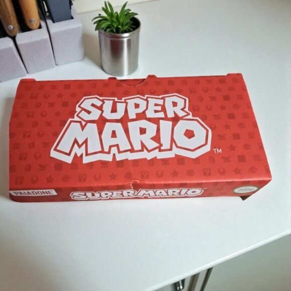 Super Mario Mushroom Salt & Pepper Ceramic Shakers Set Red & Green 1-Up Nintendo - Picture 3 of 3